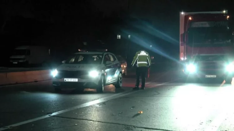 Minik və yük avtomobili toqquşdu - xəsarət alanlar var - FOTO