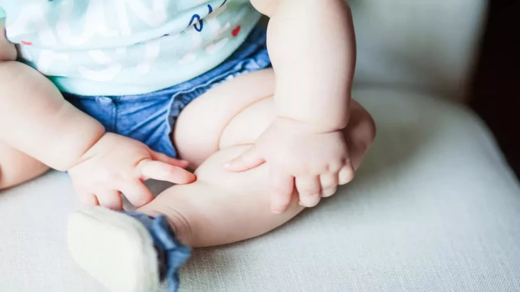 8 aylıq körpənin üzərinə qaynar su dağıldı - vəziyyəti ağırdır