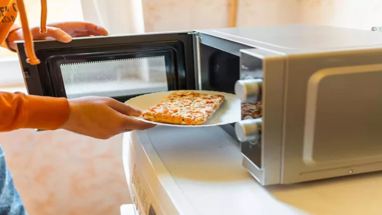 Yeməklərinizi bu formada isitməyin - Hormonları dəyişdirir: DİQQƏT!