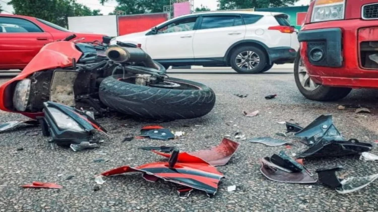 Bakıda avtomobil mopedlə toqquşdu - ölən var