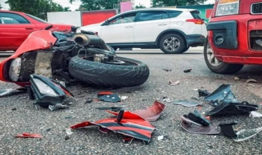 Bakıda avtomobil mopedlə toqquşdu - ölən var