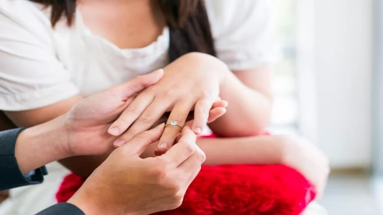 Bakıda mağazada maraqlı evlilik TƏKLİFİ - VİDEO