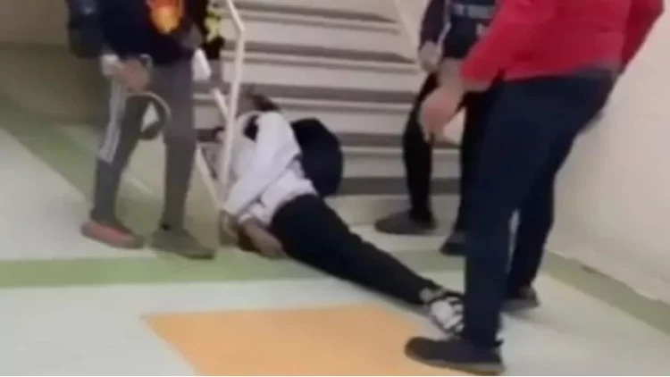 Valideyn məktəbə basqın etdi - Şagirdi boğdu - VİDEO