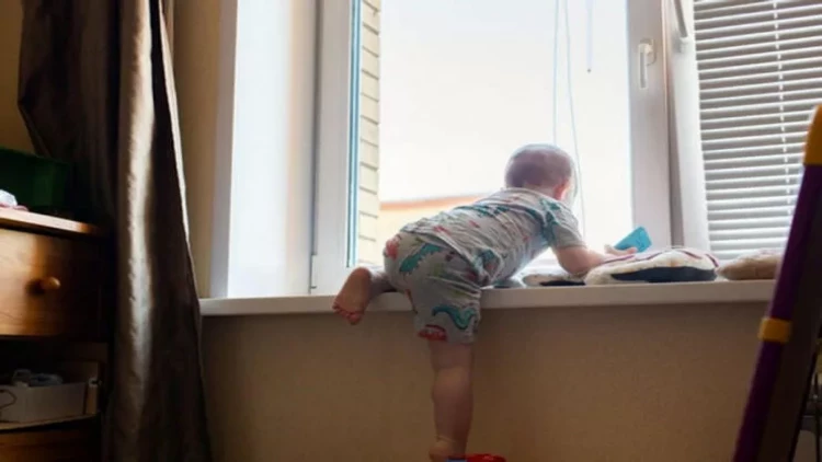 2 yaşlı uşaq 2-ci mərtəbədən YIXILDI: vəziyyəti ağırdır