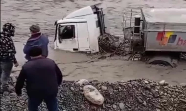 Vəlvələçay coşdu: Yük maşını sürücüsü ilə birlikdə suda qaldı - VİDEO