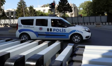 Türkiyədə polis maşını piyadaları vurdu -  Ölən var