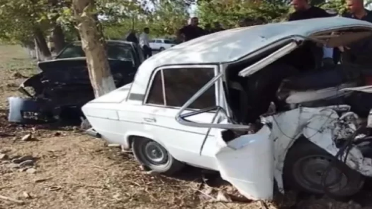 Füzulidə iki maşın toqquşdu - Ölən və yaralananlar var - FOTO