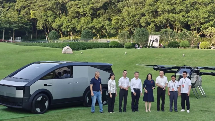 Yarısı yerdə hərəkət edir, yarısı göydə: Uçan avtomobil təqdim edildi