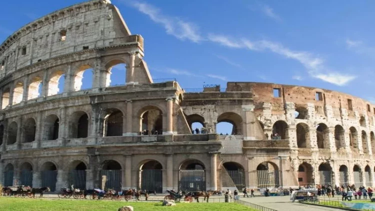 Romada Kolizeyi ildırım vurdu- Zəfər tağının  bir neçə hissəsi qopub
