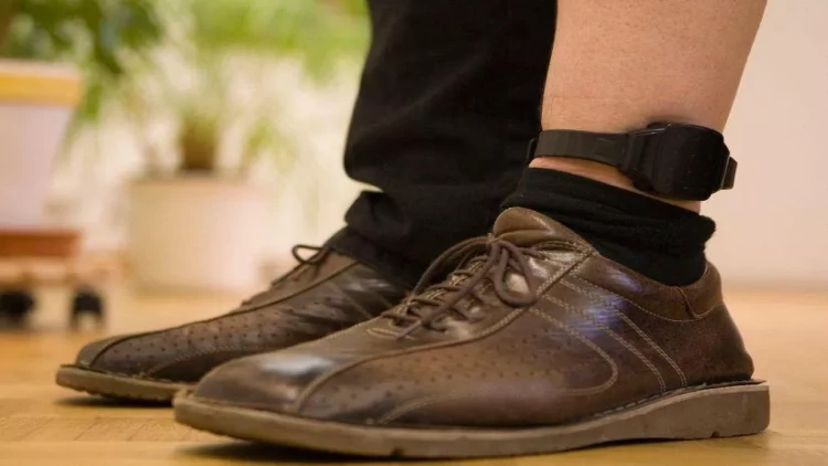 Azərbaycanda məktəbin keçmiş direktoruna elektron qolbaq taxıldı