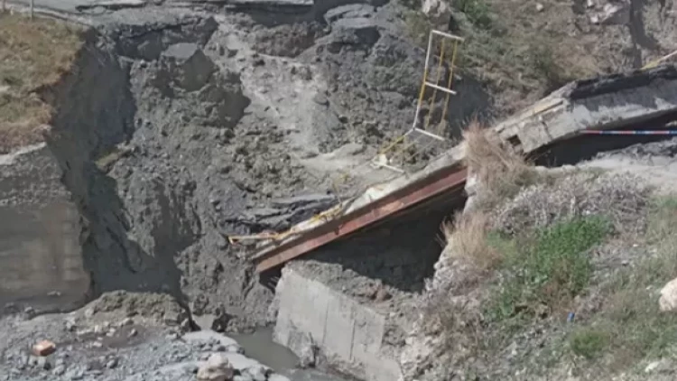 Xınalıq yolunda körpü uçdu - FOTO