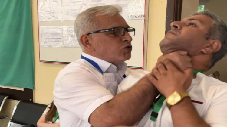 Müsavat nümayəndəsi müşahidəçini boğdu: ŞOK SEÇKİ POZUNTUSU - VİDEO