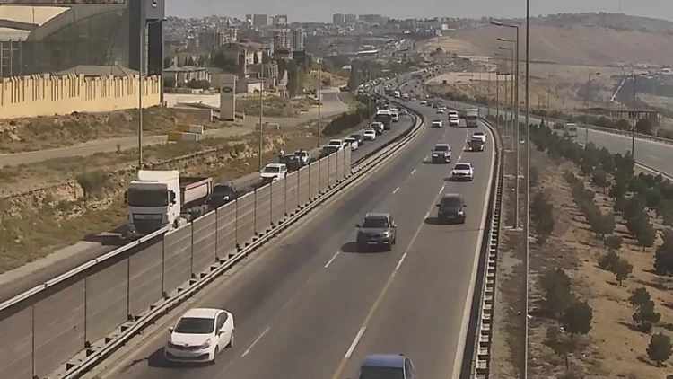 Yasamalda piyadanı maşın vurdu - yolda sıxlıq yaranıb