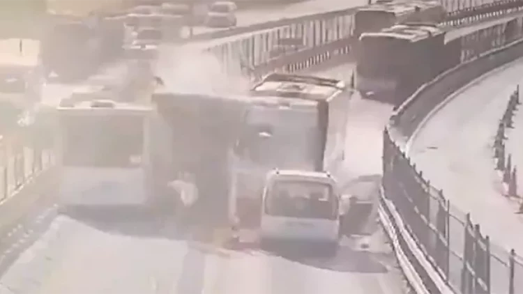 İstanbuldakı dəhşətli qəzanın anbaan görüntüsü