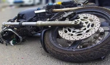 Bakıda avtomobil motosikletlə toqquşub, ölən var