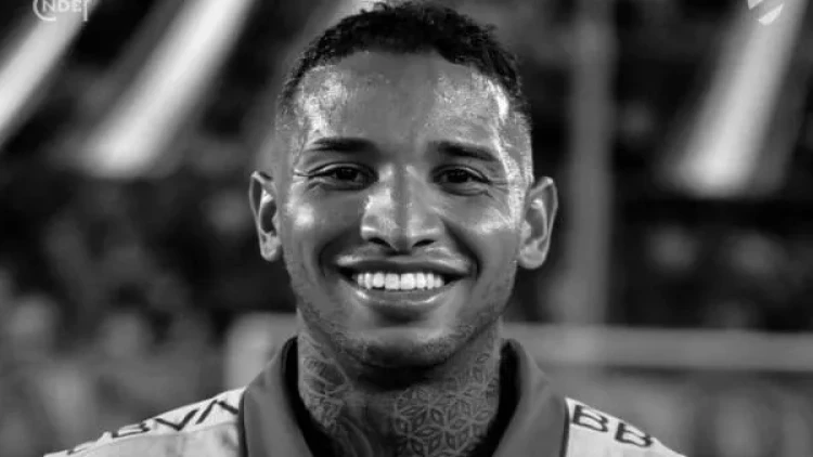 Tanınmış futbolçu 27 yaşında öldü