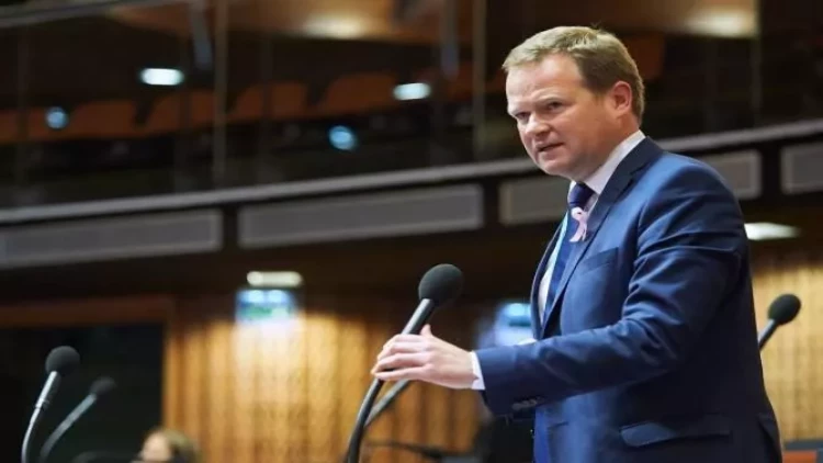 Frank Şvabe öz ampluasındadır