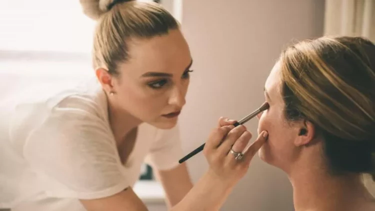 Qızın makiyaj olunmağı Özbəkistanı qarışdırdı - FOTO