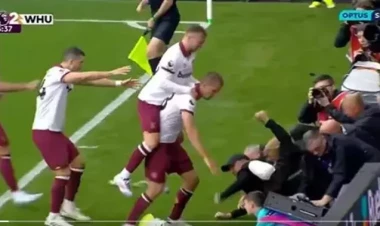 Topdaşıyan reklam lövhəsinin altında qaldı - FOTO