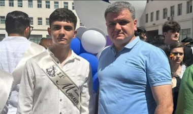 Azərbaycanda jurnalist oğlu ilə birgə tələbə oldu