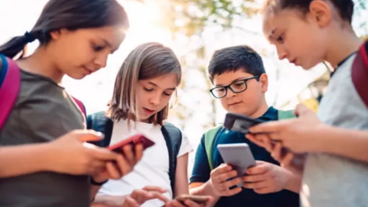 Bəzi məktəblərdə smartfondan istifadə qadağan olundu