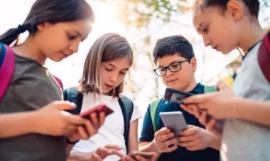 Bəzi məktəblərdə smartfondan istifadə qadağan olundu