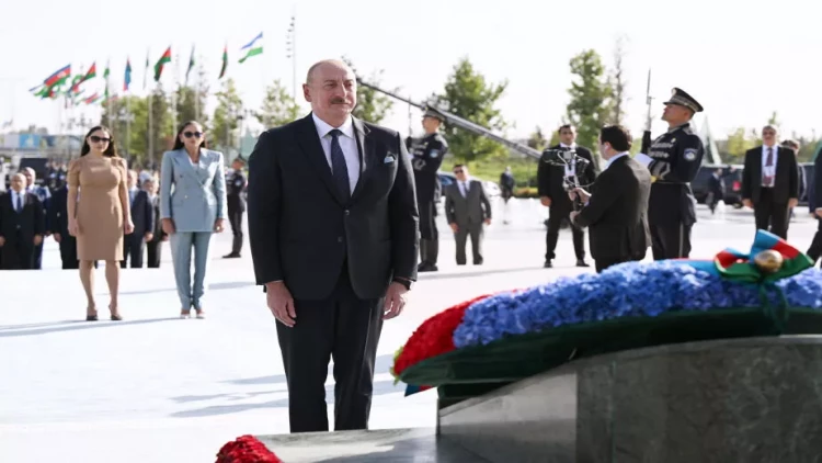 İlham Əliyev, Mehriban Əliyeva və qızları Leyla Əliyeva Daşkənddə Müstəqillik abidəsini ziyarət ediblər - VİDEO - FOTO