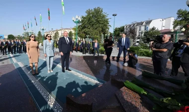 Prezident xanımı və qızı ilə Daşkənddə Heydər Əliyevin barelyefi önünə gül dəstələri qoydu - FOTO