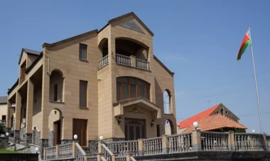 Belarusun Ermənistandakı səfirliyi yumurta və pomidor 