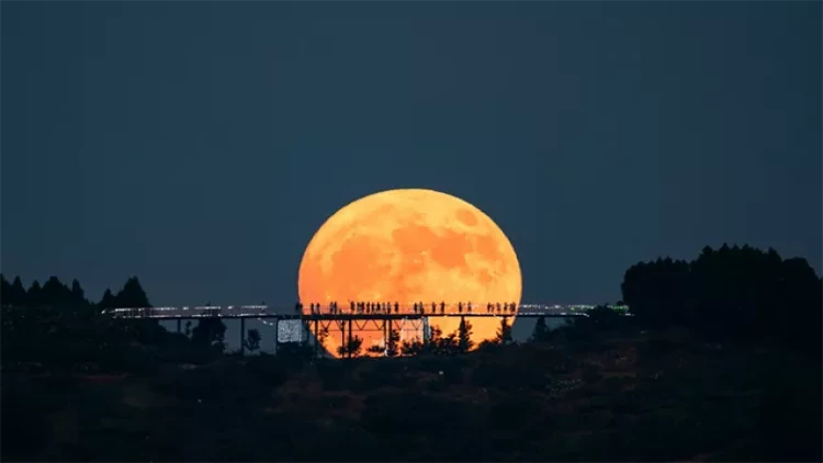 İlin ilk Super Ayı FOTOlarda