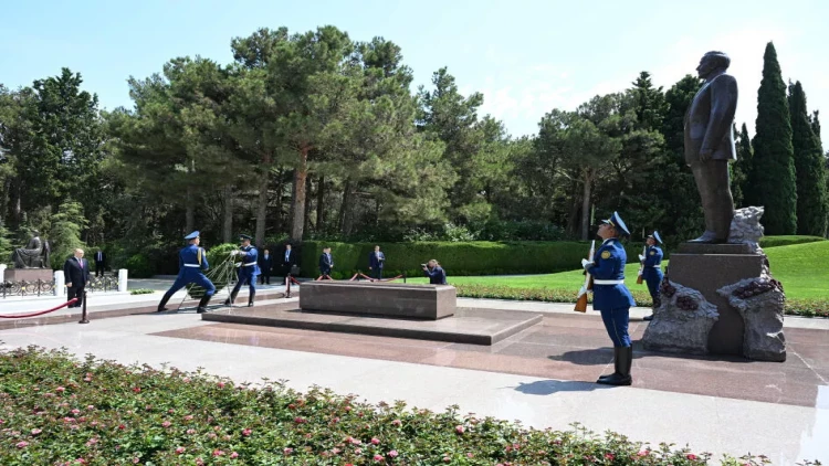 Putin Heydər Əliyevin məzarını ziyarət edib - VİDEO - FOTO