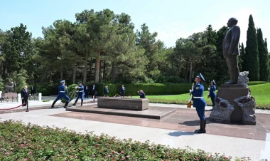 Putin Heydər Əliyevin məzarını ziyarət edib - VİDEO - FOTO