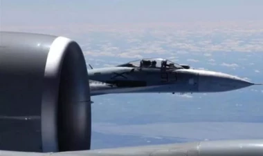 ABŞ qırıcı-bombardmançısı Rusiyanın 