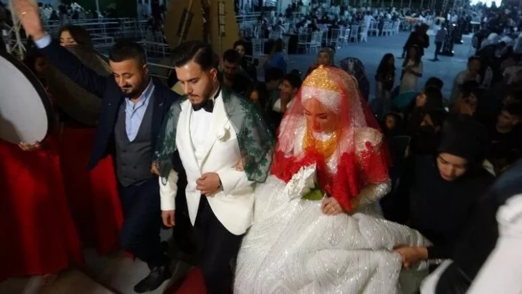 Hamı bu toydan danışır: Gəlinə 3 kilo qızıl verildi - Pulu 15 nəfər saydı - FOTO