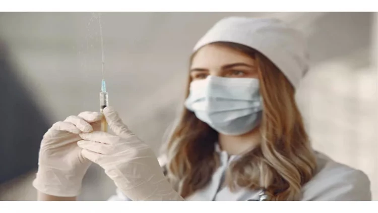 Minlərlə britaniyalı COVID peyvəndlərinin mənfi təsirlərinə görə təzminat istəyir