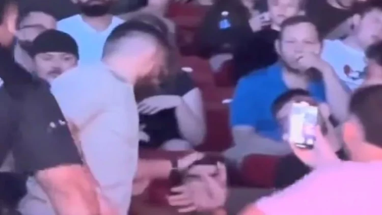 MMA döyüşçüsü tribunaya qaçıb azarkeşlə 