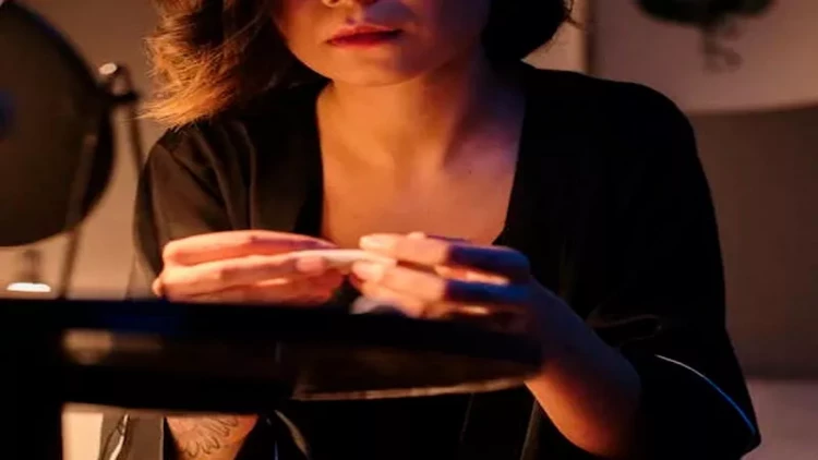 34 yaşlı qadını dəhrə ilə ağır yaraladı