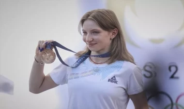 Paris-2024: Rumıniyalı gimnasta bürünc medal təqdim olunub - FOTO