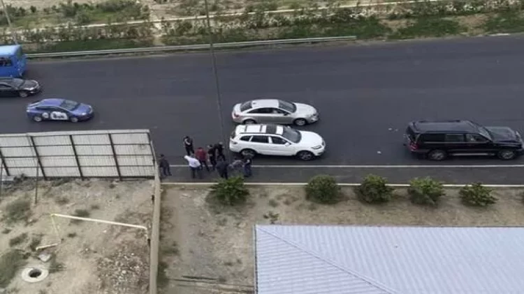 Jurnalistlər binasının qarşısında ağır qəza -  süpürgəçi öldü