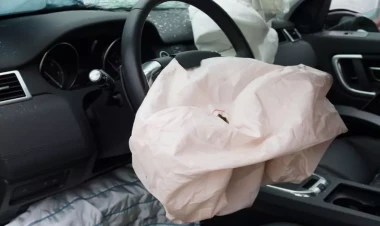 Bakıda eyni ərazidə 2 qəza oldu: Motosiklet yandı - VİDEO