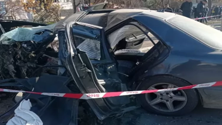 BMW ağaca çırpıldı, sürücü öldü