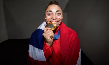 Olimpiya çempionu medalını satır