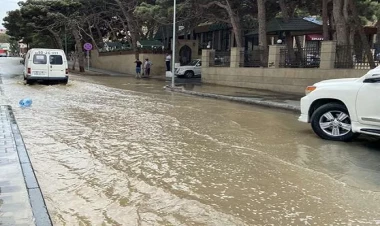 Badamdarda su borusu partladı,  küçəni su basdı - VİDEO