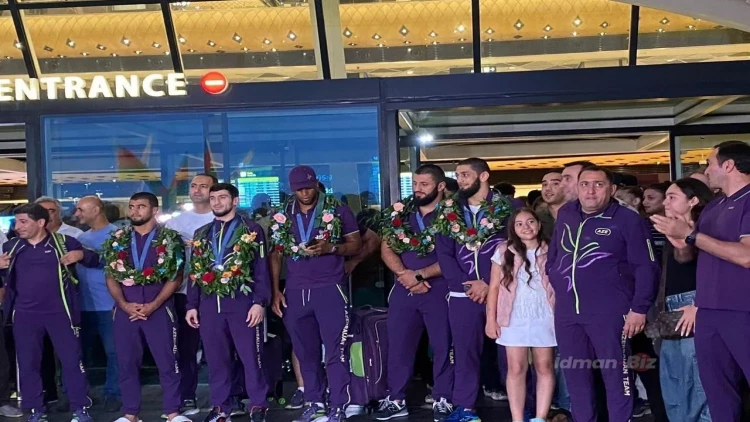 Parisdə rekord vuran Azərbaycan olimpiyaçıları Vətənə qayıdıb