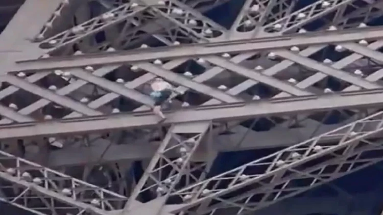 Parisdə HƏYƏCAN: Eyfel qülləsi sürətlə boşaldıldı