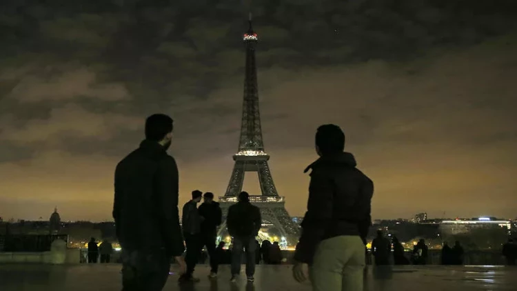 Təhlükəli anlar: Eyfel qülləsi boşaldıldı