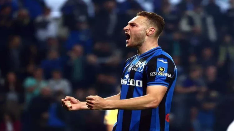 Baş məşqçi “Yuventus”a keçmək istəyən futbolçunu cəzalandırdı