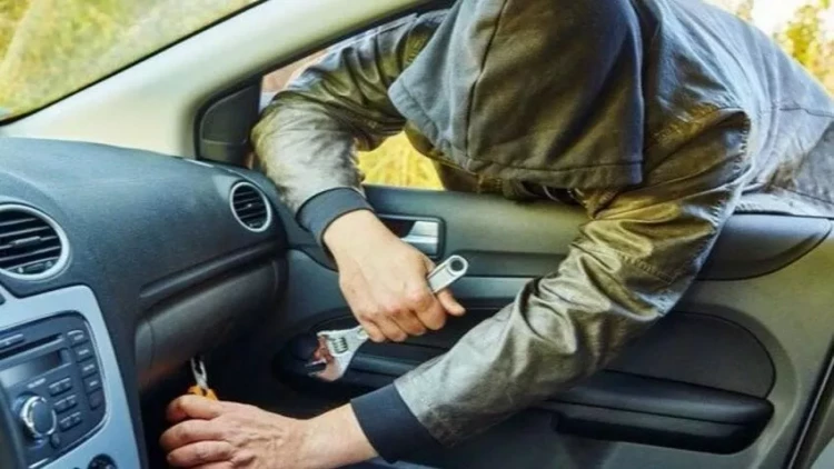 Avtomobilindən 20 min manat oğurlandı