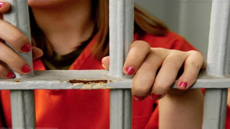 Metroda telefon oğurlayan qadın saxlanıldı