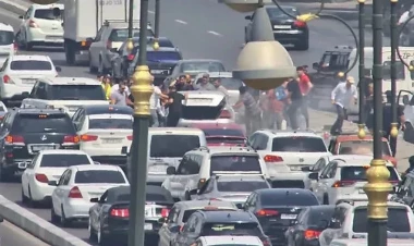 “Koroğlu” istiqamətində maşın tüstüləndi, tıxac yarandı - FOTO